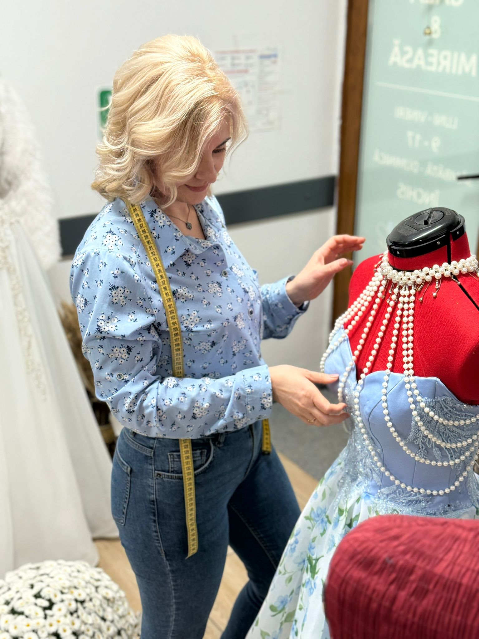 Croitoreasă la lucru în atelierul C&Y Fashion