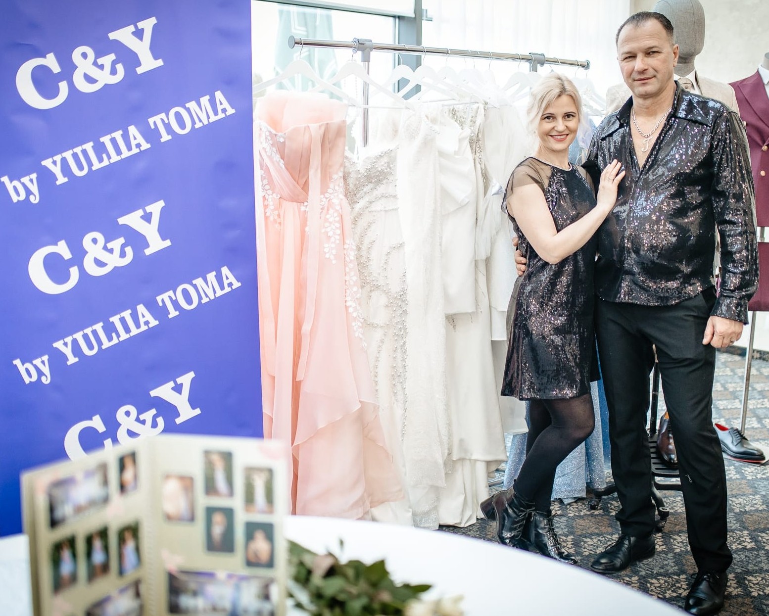 Standul C&Y Fashion, cu rochii și echipa